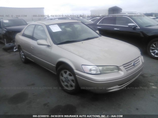 JT2BF28K9W0096897 - 1998 TOYOTA CAMRY LE/XLE GOLD photo 1