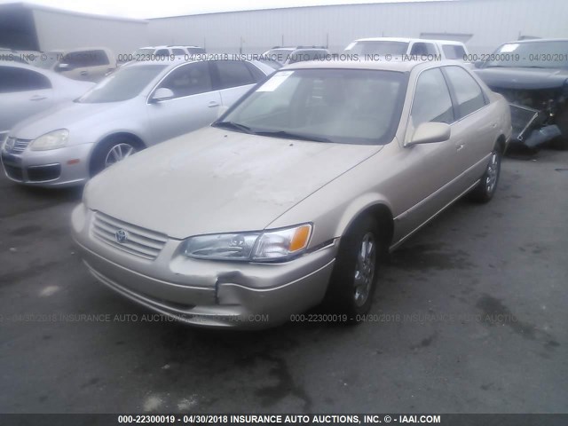 JT2BF28K9W0096897 - 1998 TOYOTA CAMRY LE/XLE GOLD photo 2