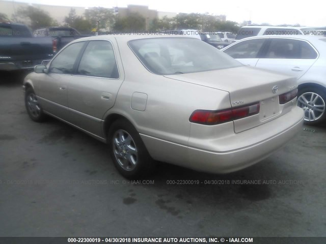 JT2BF28K9W0096897 - 1998 TOYOTA CAMRY LE/XLE GOLD photo 3