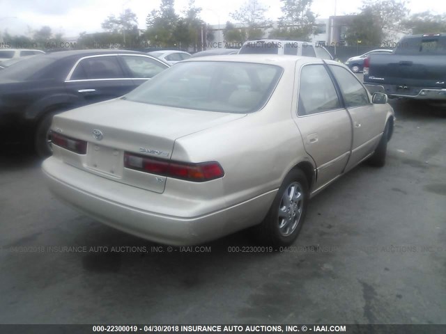JT2BF28K9W0096897 - 1998 TOYOTA CAMRY LE/XLE GOLD photo 4