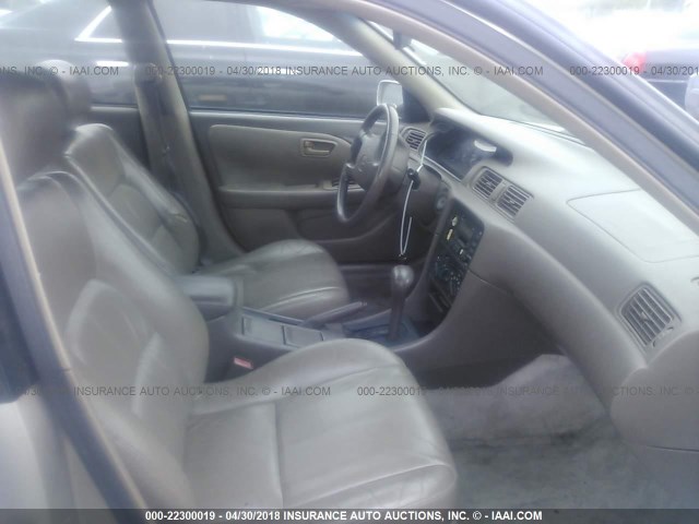 JT2BF28K9W0096897 - 1998 TOYOTA CAMRY LE/XLE GOLD photo 5