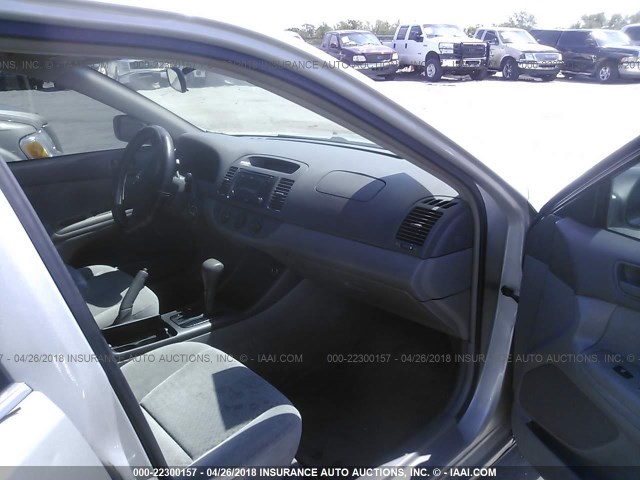 4T1BE32K53U156764 - 2003 TOYOTA CAMRY LE/XLE/SE SILVER photo 5