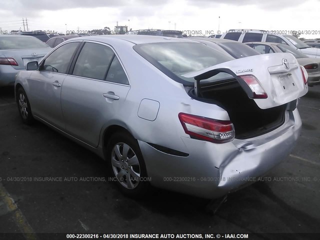 4T4BF3EK4BR122053 - 2011 TOYOTA CAMRY SE/LE/XLE SILVER photo 3