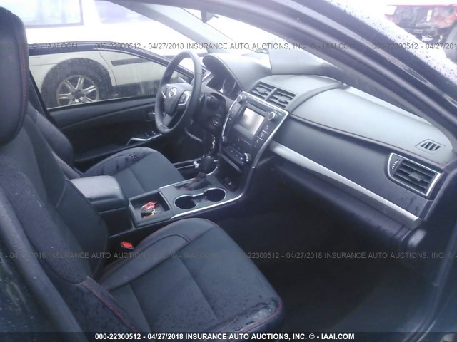 4T1BF1FK3HU787774 - 2017 TOYOTA CAMRY LE/XLE/SE/XSE შავი ფოტო 5