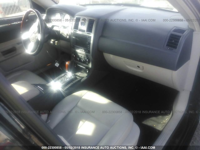 2C3JA53GX5H154813 - 2005 CHRYSLER 300 TOURING შავი ფოტო 5