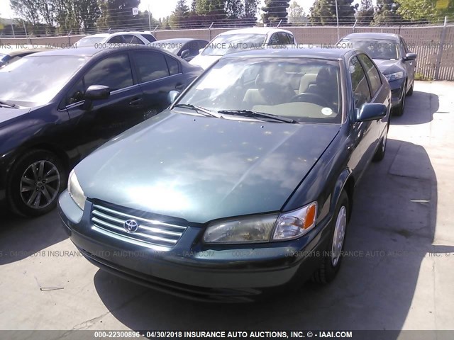 JT2BG22K9V0021122 - 1997 TOYOTA CAMRY LE/XLE Yaşıl foto 2