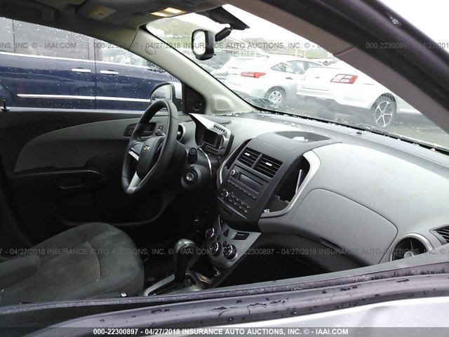 1G1JA5SH7F4157004 - 2015 CHEVROLET SONIC LS 银色 照片 5