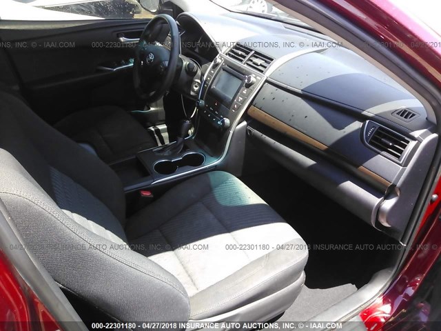 4T1BF1FK4GU597027 - 2016 TOYOTA CAMRY LE/XLE/SE/XSE 勃艮第红 照片 5