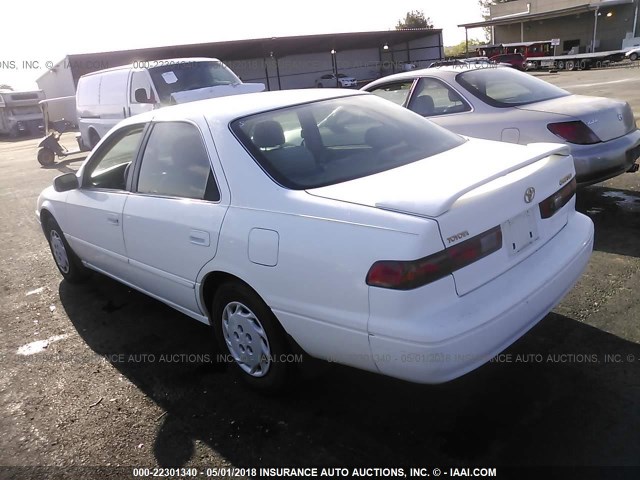 4T1BG22KXVU797688 - 1997 TOYOTA CAMRY CE/LE/XLE WHITE photo 3