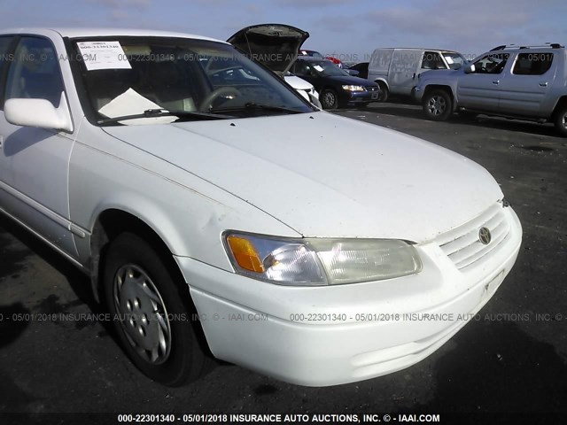 4T1BG22KXVU797688 - 1997 TOYOTA CAMRY CE/LE/XLE 白色 照片 6