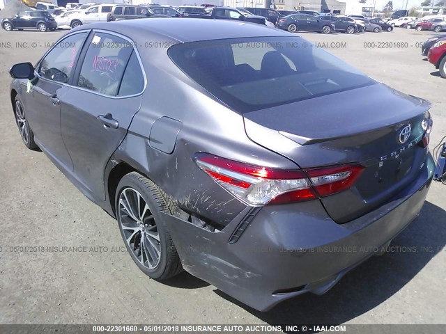 4T1B11HK4JU030089 - 2018 TOYOTA CAMRY L/LE/XLE/SE/XSE GRAY photo 3