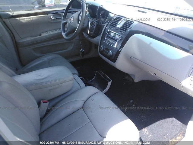 1G6KD5E60BU105305 - 2011 CADILLAC DTS LUXURY COLLECTION SILVER photo 5