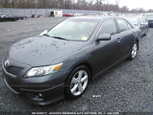 4T1BK3EK3BU632772 - 2011 TOYOTA CAMRY SE/LE/XLE GRAY photo 2