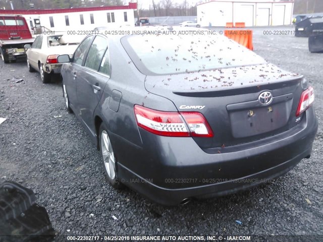 4T1BK3EK3BU632772 - 2011 TOYOTA CAMRY SE/LE/XLE GRAY photo 3