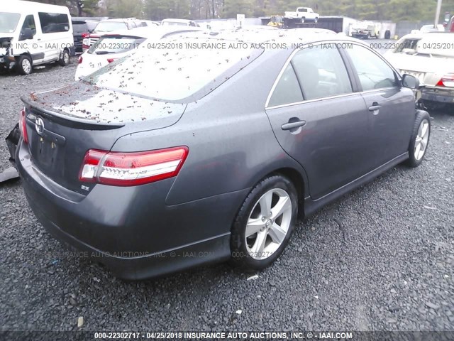 4T1BK3EK3BU632772 - 2011 TOYOTA CAMRY SE/LE/XLE GRAY photo 4