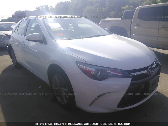 4T1BF1FK4HU398075 - 2017 TOYOTA CAMRY LE/XLE/SE/XSE WHITE photo 1