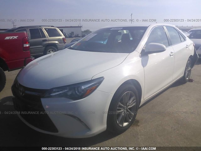 4T1BF1FK4HU398075 - 2017 TOYOTA CAMRY LE/XLE/SE/XSE თეთრი ფოტო 2