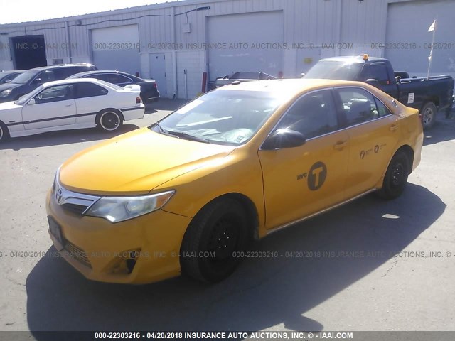 4T1BD1FK2CU027317 - 2012 TOYOTA CAMRY HYBRID/LE/XLE YELLOW photo 2