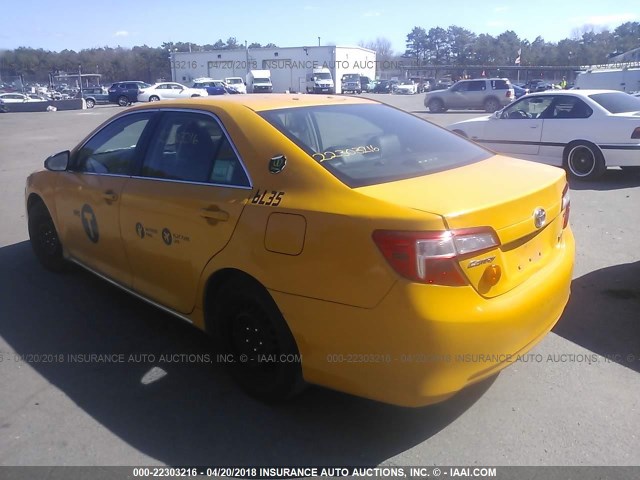 4T1BD1FK2CU027317 - 2012 TOYOTA CAMRY HYBRID/LE/XLE 黄色 照片 3