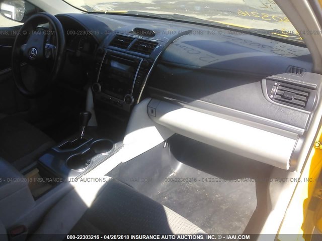4T1BD1FK2CU027317 - 2012 TOYOTA CAMRY HYBRID/LE/XLE 黄色 照片 5
