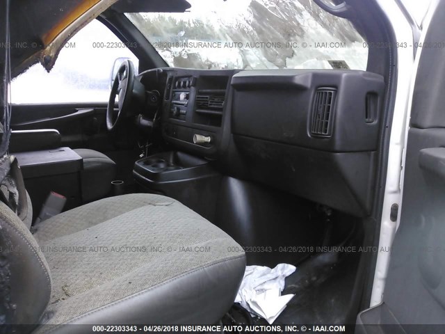 1GBGG25C781167961 - 2008 CHEVROLET EXPRESS G2500  WHITE photo 5