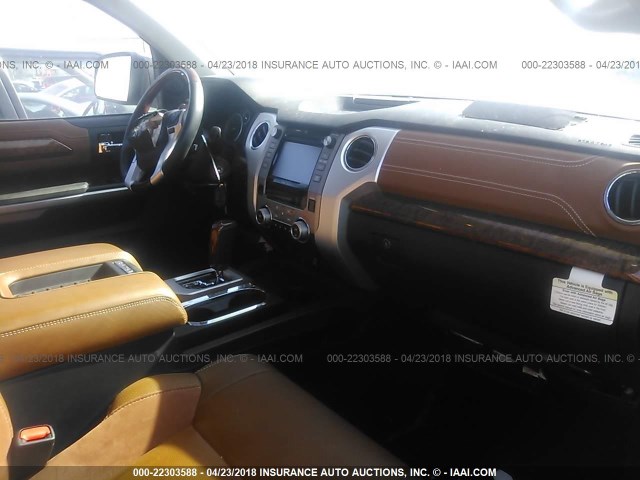 5TFGY5F17HX215365 - 2017 TOYOTA TUNDRA CREWMAX 1794/PLATINUM 银色 照片 5