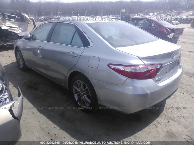 4T1BF1FK0GU591256 - 2016 TOYOTA CAMRY LE/XLE/SE/XSE SILVER photo 3