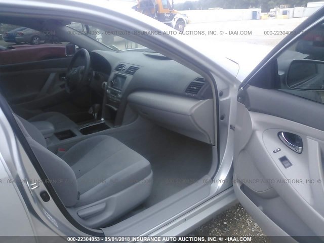 4T1BB46K28U052667 - 2008 TOYOTA CAMRY HYBRID SILVER photo 5