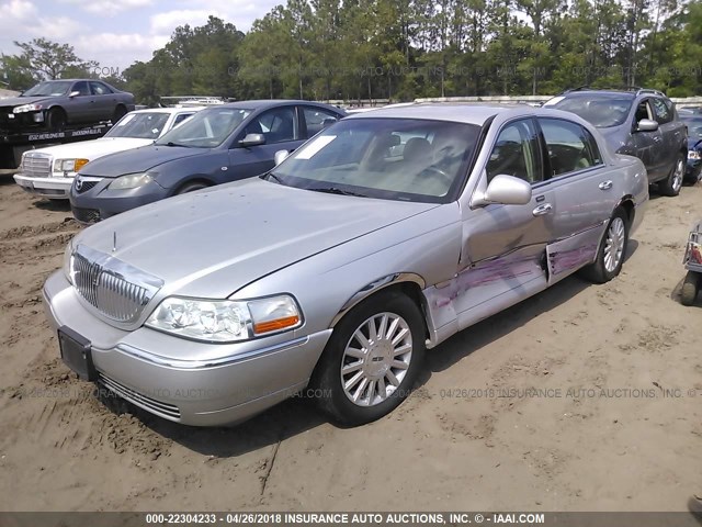 1LNHM81W94Y619546 - 2004 LINCOLN TOWN CAR EXECUTIVE/SIGNATURE Gümüş fotoğraf 2