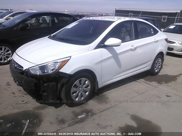 KMHCT4AE8GU045028 - 2016 HYUNDAI ACCENT SE WHITE photo 2