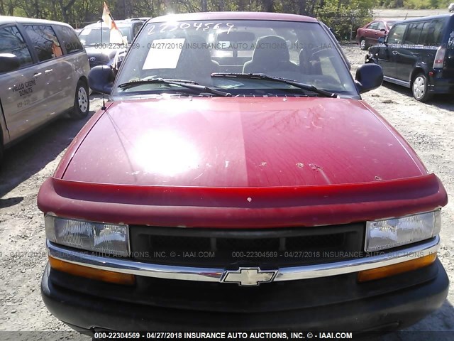 1GCCS1444WK167663 - 1998 CHEVROLET S TRUCK S10 RED photo 6