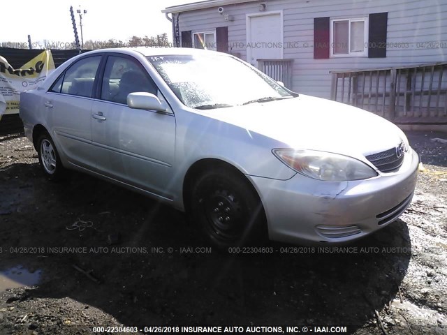 4T1BF32K32U020032 - 2002 TOYOTA CAMRY LE/XLE/SE SILVER photo 1