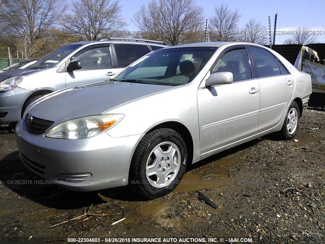 4T1BF32K32U020032 - 2002 TOYOTA CAMRY LE/XLE/SE SILVER photo 2