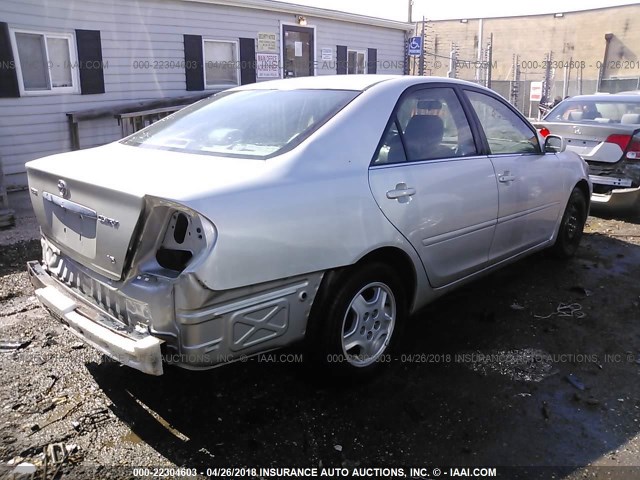 4T1BF32K32U020032 - 2002 TOYOTA CAMRY LE/XLE/SE SILVER photo 4