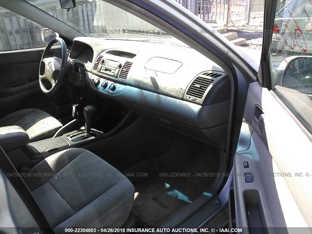 4T1BF32K32U020032 - 2002 TOYOTA CAMRY LE/XLE/SE SILVER photo 5
