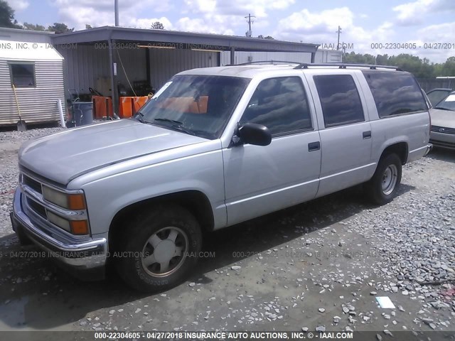 1GNEC16R9VJ320631 - 1997 CHEVROLET SUBURBAN C1500 SILVER photo 2