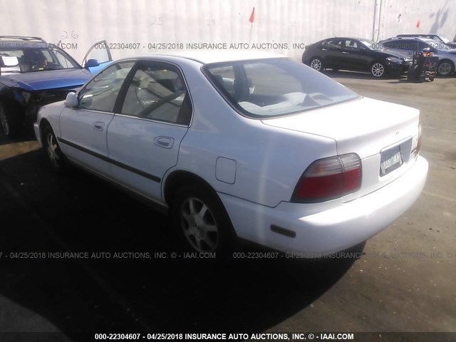 1HGCE6640VA017220 - 1997 HONDA ACCORD LX WHITE photo 3