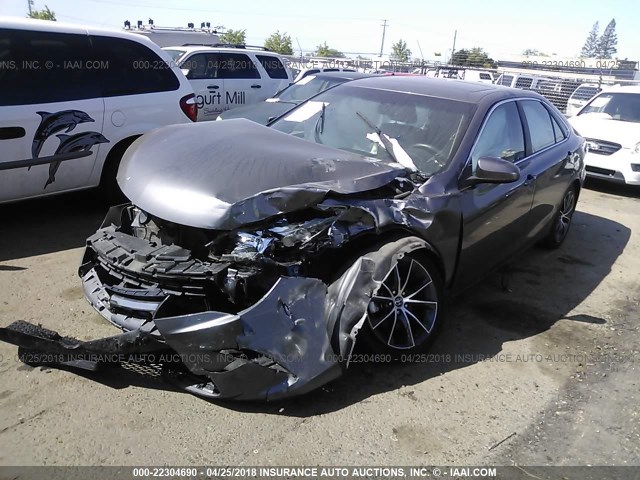 4T1BF1FK0FU882015 - 2015 TOYOTA CAMRY LE/XLE/SE/XSE GRAY photo 2