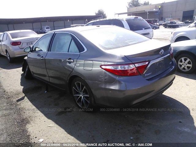4T1BF1FK0FU882015 - 2015 TOYOTA CAMRY LE/XLE/SE/XSE GRAY photo 3