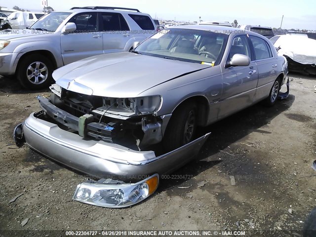 1LNHM82W52Y659070 - 2002 LINCOLN TOWN CAR SIGNATURE GOLD photo 2