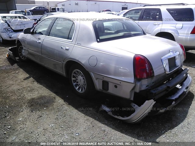 1LNHM82W52Y659070 - 2002 LINCOLN TOWN CAR SIGNATURE GOLD photo 3