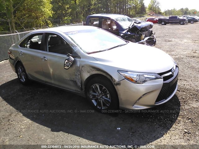 4T1BF1FK5HU781734 - 2017 TOYOTA CAMRY LE/XLE/SE/XSE GOLD photo 1