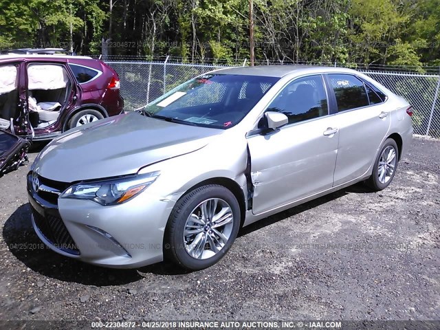 4T1BF1FK5HU781734 - 2017 TOYOTA CAMRY LE/XLE/SE/XSE GOLD photo 2