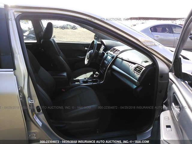4T1BF1FK5HU781734 - 2017 TOYOTA CAMRY LE/XLE/SE/XSE GOLD photo 5