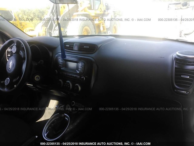 KNDJN2A29E7735978 - 2014 KIA SOUL GRAY photo 5