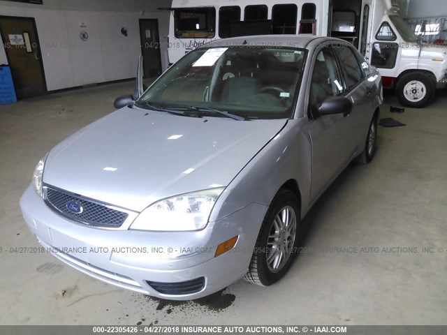 1FAFP34N57W315743 - 2007 FORD FOCUS ZX4/S/SE/SES SILVER photo 2