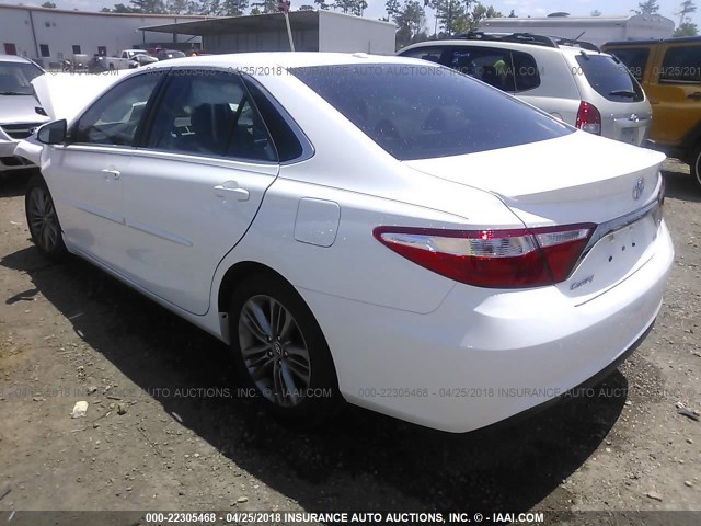 4T1BF1FK9GU147941 - 2016 TOYOTA CAMRY LE/XLE/SE/XSE WHITE photo 3