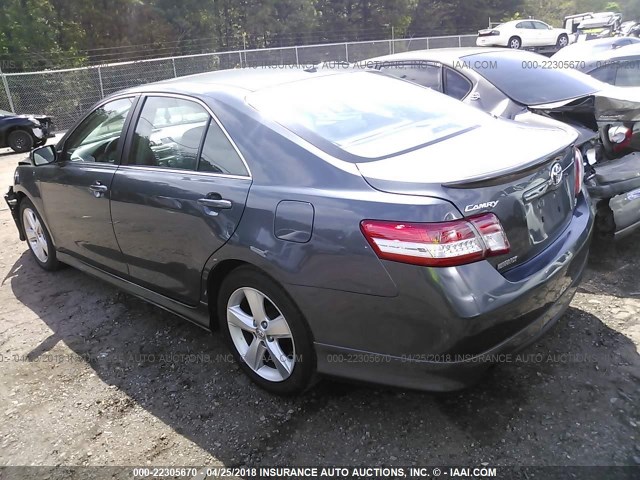 4T1BF3EK6BU669903 - 2011 TOYOTA CAMRY SE/LE/XLE GRAY photo 3