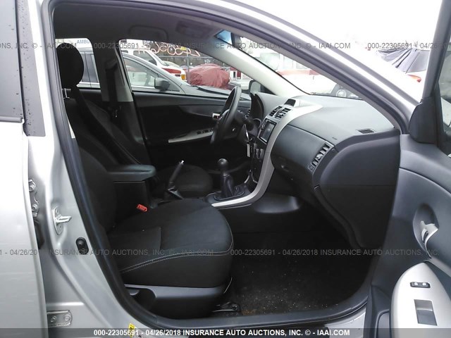 2T1BU4EE8DC953821 - 2013 TOYOTA COROLLA S/LE SILVER photo 5