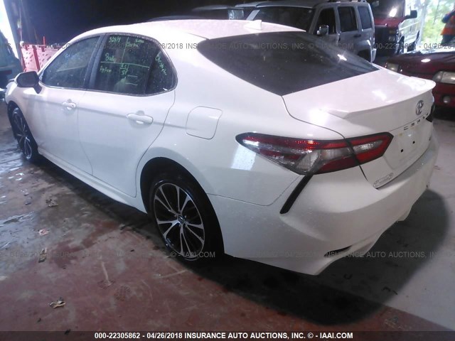 4T1B11HK7JU549296 - 2018 TOYOTA CAMRY L/LE/XLE/SE/XSE WHITE photo 3